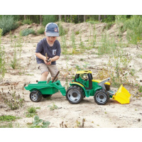 Traktor s lžící a vlečkou