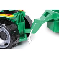 Traktor s lžící a vlečkou