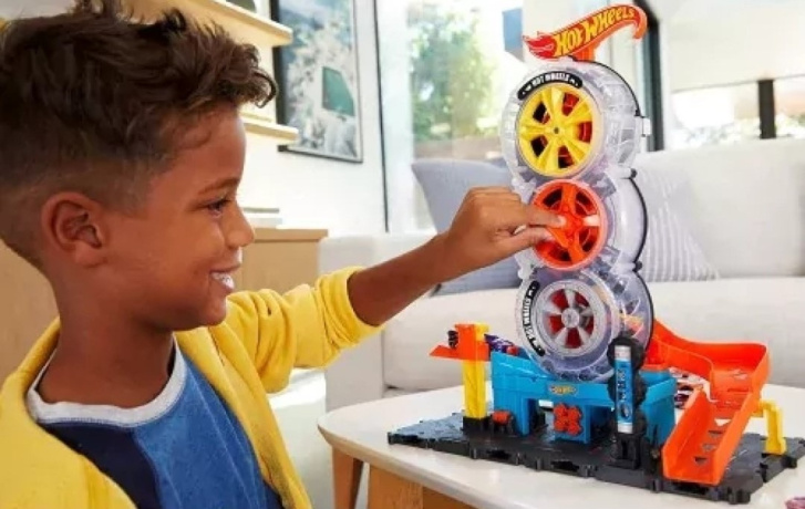 Hot Wheels City- Dráha Super Twist Tire Shop