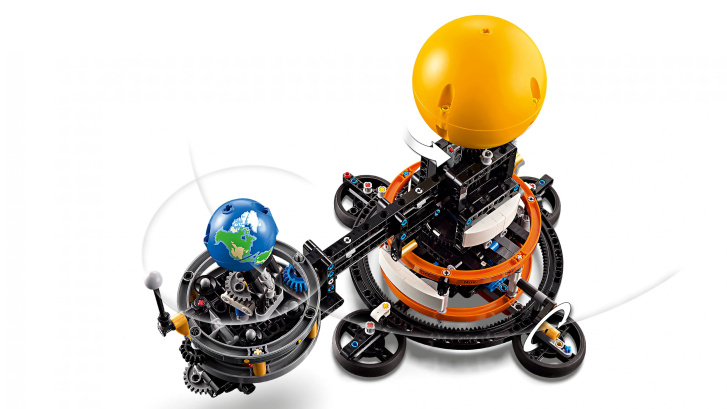 42179 Lego Technic –  Planeta Země a Měsíc na oběžné dráze